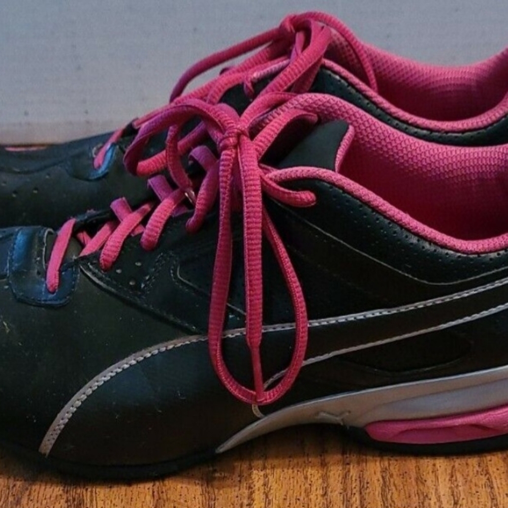 Puma black an pink tennis shoes - Picture 3 of 4